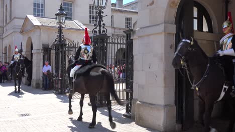 The-mounted-guards-of-London-England