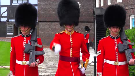 Beefeater-changing-of-the-guard-at-the-Tower-Of-London-in-London-England