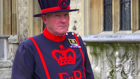 Beefeater-guard-at-the-Tower-Of-London-in-London-England-1