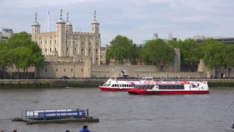 Boote-Passieren-Die-Themse-Vor-Dem-Tower-Of-London
