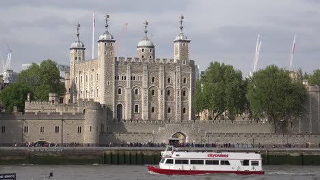 Boats-pass-on-the-River-Thames-in-front-of-the-Tower-of-London-1