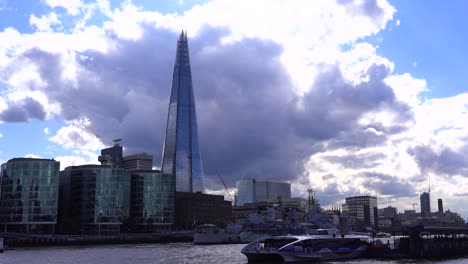 Der-Shard-Wolkenkratzer-Ragt-über-Der-Themse-In-London-England