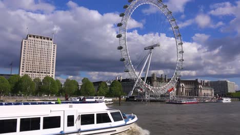 Boats-pass-the-London-Eye-along-the-River-Thames-England