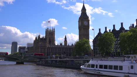 Big-Ben-Und-House-Of-Parliament-In-London-Von-Der-Themse-Aus-Gesehen