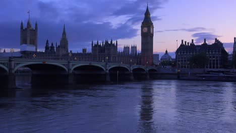 Dusk-shot-of-the-River-Thames-with-Big-Ben-Parliament-and-Westminster-Abbey-distant