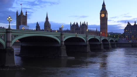 Dusk-shot-of-the-River-Thames-with-Big-Ben-Parliament-and-Westminster-Abbey-distant-4