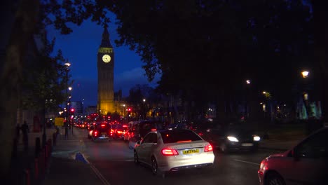 Traffic-passes-in-front-of-Big-Ben-and-Houses-Of-Parliament-in-London-England-at-night-2