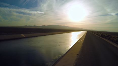Una-Vista-Aérea-Sobre-El-Acueducto-De-Los-Ángeles-Al-Atardecer