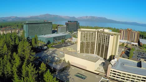 Ein-Aufsteigender-Luftschuss-über-Casinos-Am-South-Lake-Tahoe,-Nevada