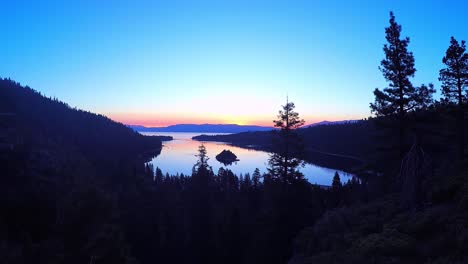 Eine-Schöne-Luftaufnahme-Im-Morgengrauen-über-Emerald-Bay-Lake-Tahoe-1