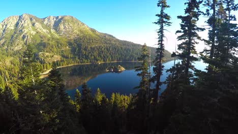 Eine-Wunderschöne-Luftaufnahme-Im-Morgengrauen-über-Emerald-Bay-Lake-Tahoe-3