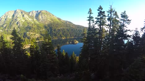 Eine-Schöne-Luftaufnahme-Im-Morgengrauen-über-Emerald-Bay-Lake-Tahoe-4