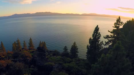 Eine-Schöne-Luftaufnahme-In-Der-Dämmerung-über-Dem-See-Tahoe
