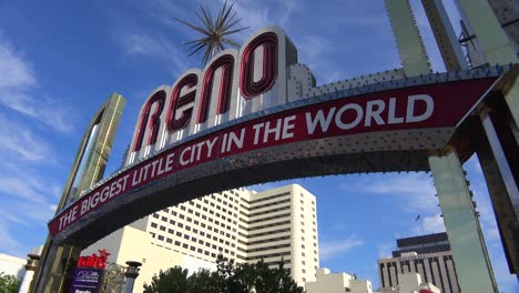 Reno-Nevada-Gateway-Arch-Begrüßt-Besucher-In-Der-Größten-Kleinen-Stadt-Der-Welt-3