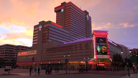 Casinos-Iluminados-De-Reno-Nevada-En-La-Noche