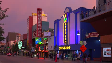 Beleuchtete-Casinos-Entlang-Der-Hauptstraße-Von-Reno-Nevada-Bei-Nacht
