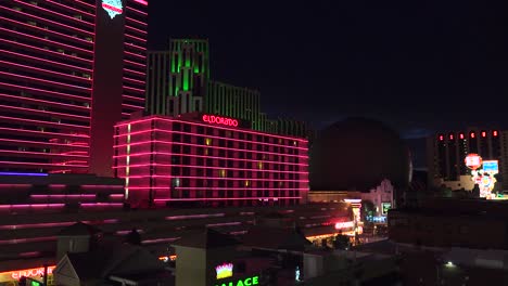 Beleuchtete-Casinos-Von-Reno-Nevada-Bei-Nacht-1