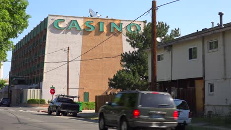 Ein-Kleines-Und-Heruntergekommenes-Casino-Befindet-Sich-In-Einer-Nicht-Rechtsfähigen-Nachbarschaft