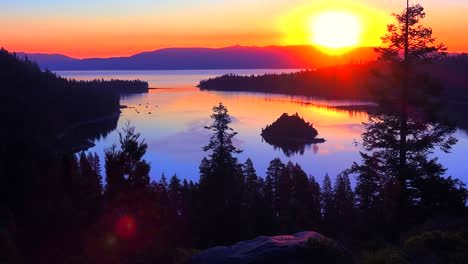 Ein-Wunderschöner-Sonnenaufgang,-Der-Die-Emerald-Bay-Am-Lake-Tahoe-Festlegt