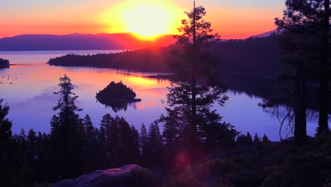 Ein-Wunderschöner-Sonnenaufgang,-Der-Eine-Aufnahme-Von-Emerald-Bay-Am-Lake-Tahoe-2