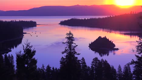 Ein-Wunderschöner-Sonnenaufgang,-Der-Eine-Aufnahme-Von-Emerald-Bay-Am-Lake-Tahoe-3-Establishing