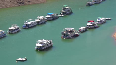 Hausboote-Sitzen-Tief-Im-Wasser-Am-Oroville-Lake-In-Kalifornien-Während-Extremer-Dürre-1