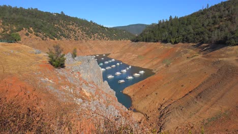 Wide-shot-of-houseboats-sitting-in-low-water-at-Oroville-Lake-in-California-during-extreme-drought