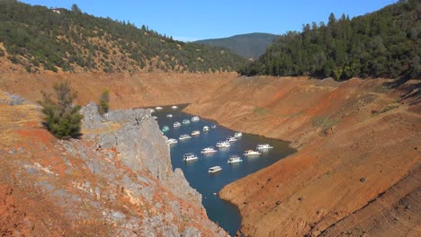 Plano-General-De-Casas-Flotantes-Sentado-En-Agua-Baja-En-Oroville-Lake-En-California-Durante-La-Sequía-Extrema-1