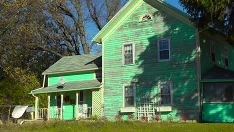 A-weathered-old-green-Victorian-house-in-the-countryside