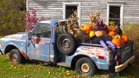 Autumn-or-fall-is-welcomed-in-with-a-homemade-Halloween-display-in-the-back-of-a-pickup-truck--1