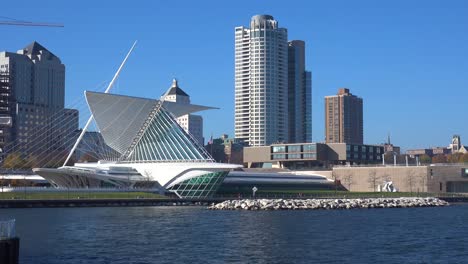 Establishing-shot-of-the-futuristic-Milwaukee-Art-Museum