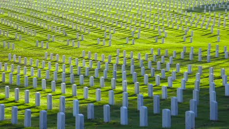 Eröffnungsaufnahme-Eines-Riesigen-Soldatenfriedhofs-In-Der-Nähe-Von-Milwaukee-Wisconsin-Mit-Gräbern,-Die-Sich-über-Die-Hügel-Erstrecken-1