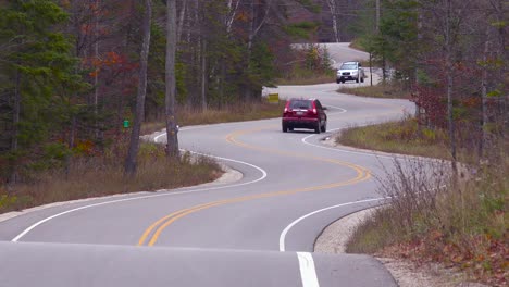 Autos-Fahren-Auf-Einer-Kurvigen-Und-Kurvigen-Straße