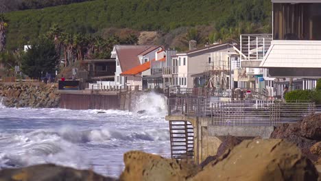Huge-waves-and-surf-crash-into-Southern-California-beach-houses-during-a-very-large-storm-event-1