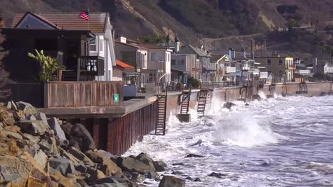 Huge-waves-and-surf-crash-into-Southern-California-beach-houses-during-a-very-large-storm-event-5