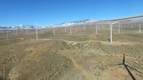 Eine-Antenne-über-Einem-Windpark-In-Der-Mojave-Wüste-Erzeugt-Saubere-Energie-Für-Kalifornien