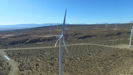 Eine-Gute-Schwenkantenne-über-Einem-Windpark-In-Der-Mojave-Wüste-Erzeugt-Saubere-Energie-Für-Kalifornien