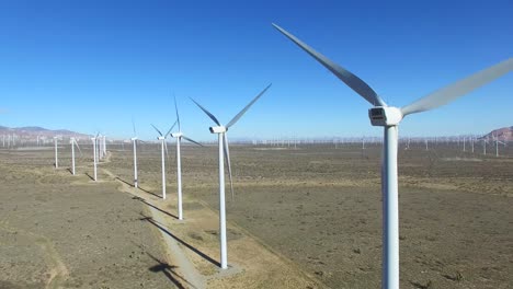 Eine-Hochwinkelantenne-über-Einem-Mojave-Wüsten-Windpark,-Der-Saubere-Energie-Für-Kalifornien-Erzeugt