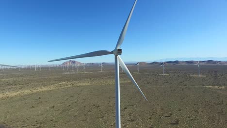 Eine-Hochwinkelige-Antenne-über-Einem-Mojave-Wüstenwindpark,-Die-Saubere-Energie-Für-Kalifornien-Erzeugt-1