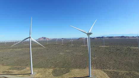 Eine-Hochwinkelantenne-über-Einem-Mojave-Wüstenwindpark,-Die-Saubere-Energie-Für-Kalifornien-Erzeugt-2