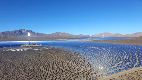 Eine-Wunderschöne-Antenne-über-Einem-Riesigen-Konzentrierten-Solarpark-In-Der-Mojave-Wüste-2