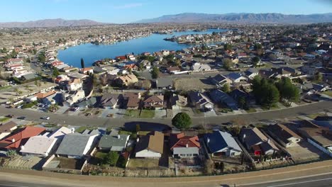 Antena-Sobre-Un-Barrio-Suburbano-En-El-Desierto-Con-Un-Lago-Artificial-Distante-3