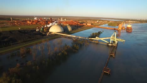 Antenne-über-Einer-Industriellen-Aluminiumfabrik-Entlang-Des-Mississippi