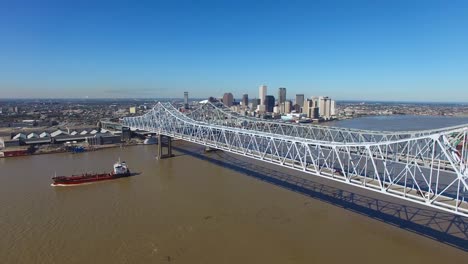 Excelente-Toma-Aérea-Del-Puente-De-La-Ciudad-De-Crescent-Sobre-El-Río-Mississippi,-Revelando-El-Horizonte-De-Nueva-Orleans,-Luisiana