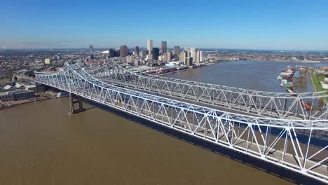 Stationäre-Luftaufnahme-Der-Halbmondbrücke-über-Den-Mississippi,-Die-Die-Skyline-Von-New-Orleans-Louisiana-Enthüllt