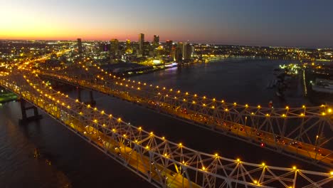 Schöne-Nachtluftaufnahme-Der-Crescent-City-Bridge-über-Den-Mississippi,-Die-Die-Skyline-Von-New-Orleans-Louisiana-Enthüllt