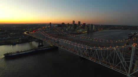 Schöne-Nachtluftaufnahme-Der-Crescent-City-Bridge-über-Den-Mississippi-River,-Die-Die-Skyline-Von-New-Orleans-Louisiana-Enthüllt-2