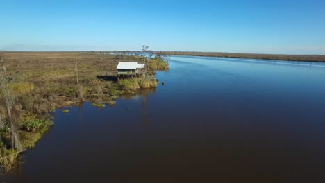 Una-Antena-Sobre-El-Pantano-De-Louisiana-Revela-Una-Casa-Sobre-Pilotes-1
