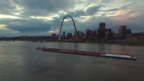Beautiful-vista-aérea-over-a-Mississippi-río-barge-with-the-St-Louis-Missouri-skyline-background-2