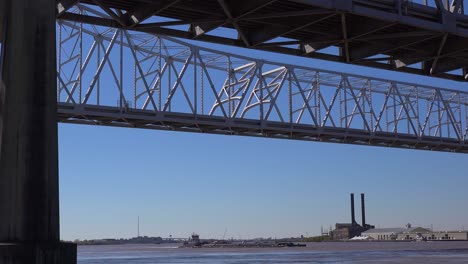 El-Puente-De-La-Ciudad-Creciente-Con-Nueva-Orleans,-Luisiana-En-El-Fondo-1